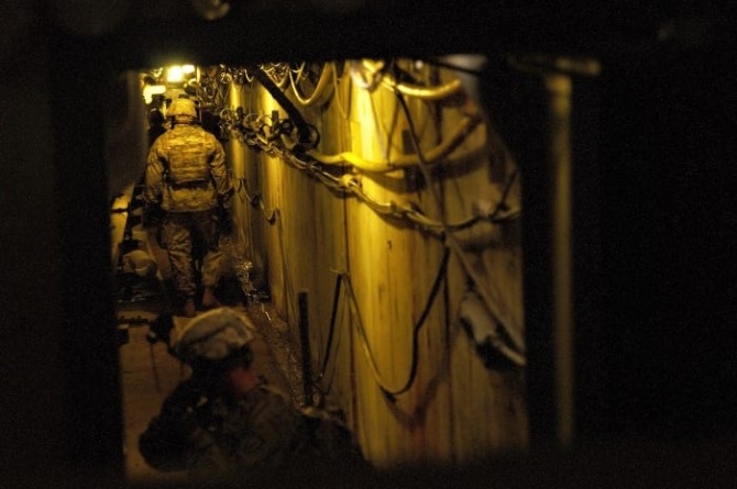 미 육군 병사들이 지하갱도전 훈련의 하나로 터널을 통과하고 있다. 사진=밀리터리타임스