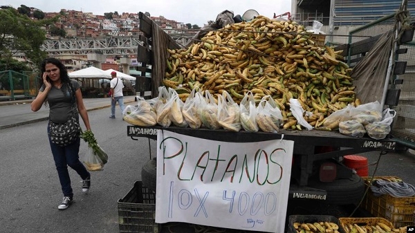 노상에서 바나나를 팔고 있는 베네수엘라 거리 모습.