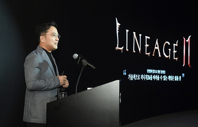 김택진 엔씨소프트 대표( CCO)가 5일 열린 미디어 쇼케이스에서 리니지2M을 소개하고 있다. 사진=엔씨소프트