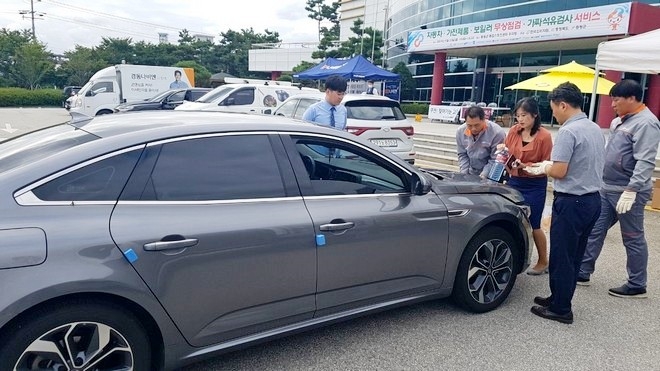 르노삼성이 고령자와 농민, 다문화가정 등 사회 배려계층을 대상으로 무상 점검 서비스를 제공한다. 23일 충북 증평군에서 실시한 무상서비스 점검 장면. 사진=르노삼성