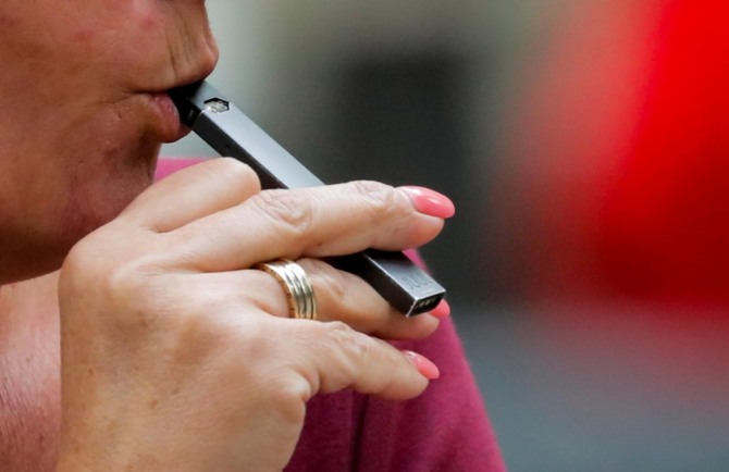 전자담배의 청소년 유해 논란이 거세게 일고 있는 가운데 전자담배업체 쥴랩스 CEO인 케빈 번스가 물러난다. 사진=로이터/뉴스1