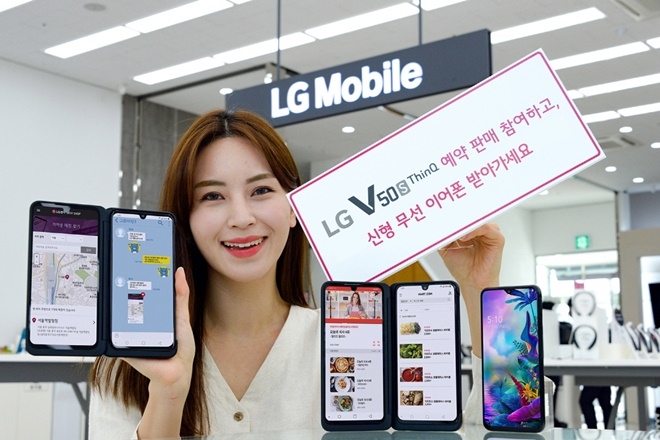LG전자는 다음달 11일 이동통신 3사와 오픈마켓, LG베스트샵 등 자급제 채널을 통해 LG V50S 씽큐를 국내에 출시한다. 신제품 가격은 119만 9000원이다. 신형 LG 듀얼 스크린은 무상 제공된다. 올해 초 출시된 LG 듀얼 스크린은 21만 9000원에 판매됐다. 사진=LG전자