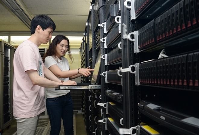 ETRI 연구진이 클라우드 통합 스토리지 동작 상태를 확인하는 모습. 왼쪽부터 차재근 연구원, 최현화 책임연구원. 사진=ETRI