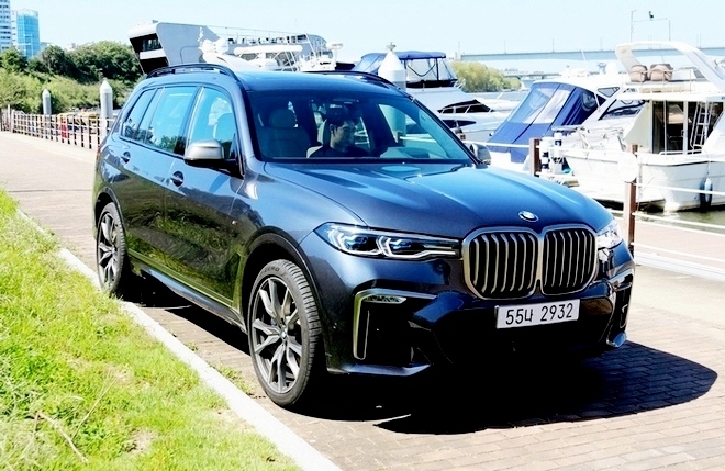 BMW X7은 웅장하고 화려하다. 최고급·최첨단 안전편의 사양을 대거 기본으로 지녔다. 사진=글로벌 이코노믹 정수남 기자