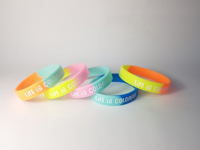 증정용 상품 야광 투톤 팔찌. 사진=한화