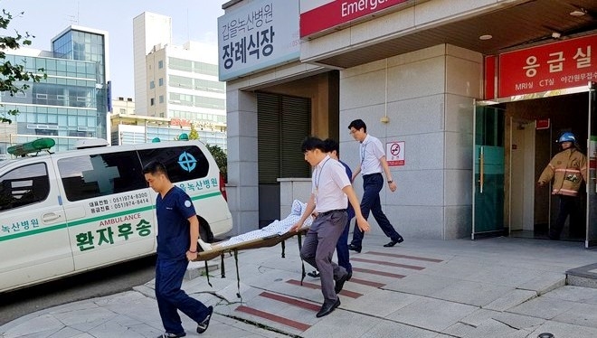 갑을녹산병원 자위소방대 환자대피팀이 부산강서소방서 구조대 대원들과 환자를 이송하고 있다. 사진=KBI그룹
