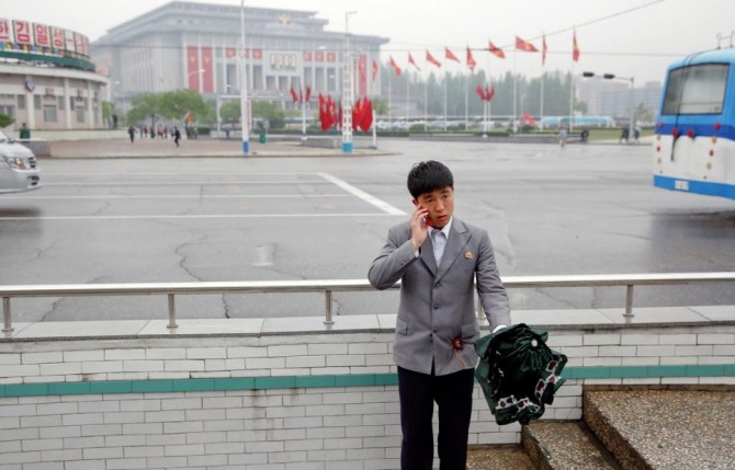 북한 주민이 스마트폰으로 통화하고 있다. 사진=로이터