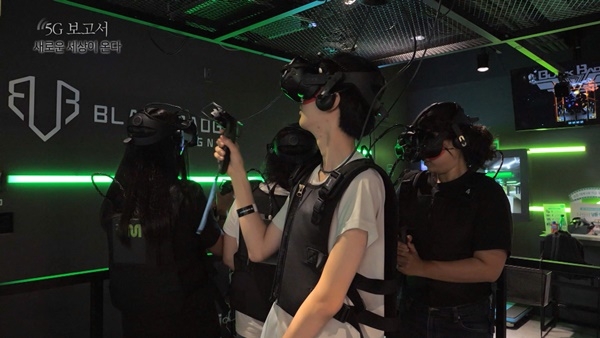 ‘5G 보고서, 새로운 세상이 온다’ 내용 중 VR테마파크를 이용하는 시민들의 장면. 사진=KT