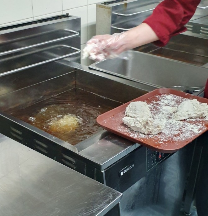 교육팀 관계자가 치킨을 조리하는 방법을 시범하고 있다. 사진=최수진 기자