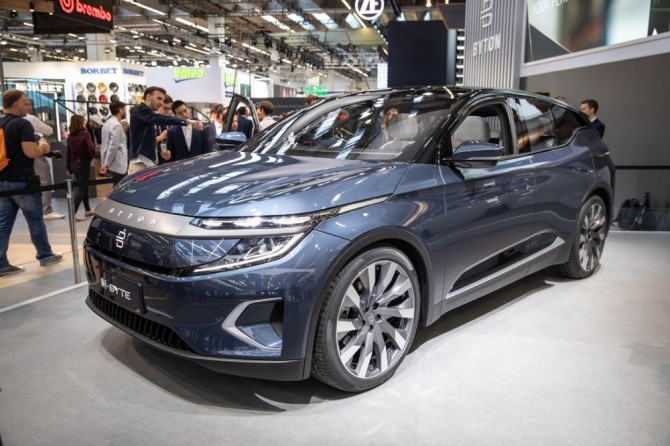 중국 전기자동차 업체 바이튼의 중형 전기동차 SUV M-Byte는 작년 9월 독일에서 열린 모터쇼에서 각광을 받은 차종이다.  