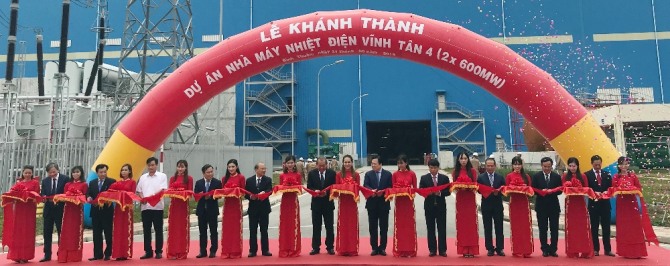 두산중공업 관계자들이 지난달 21일 베트남 빈투언성에서 1200㎿급 규모 '빈탄4 화력발전소' 준공식을 열고 있다. 사진=뉴시스