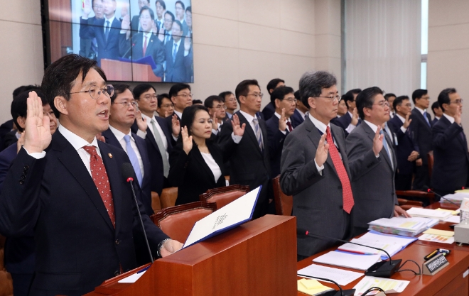 2018년 10월 10일 서울 여의도 국회에서 열린 산업통상자원중소벤처기업부의 국정감사에서 성윤모 산업부 장관을 비롯한 참석자들이 선서를 하는 모습. 사진=뉴시스 