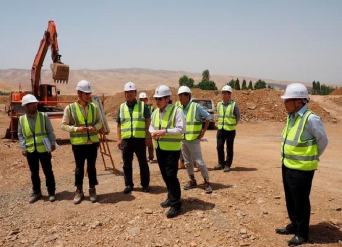 김석준(왼쪽 4번째) 쌍용건설 회장이 지난 2015년 이라크 쿠르드 현장을 방문해 해외 현장 직원들을 격려하고 있는 모습. 사진=쌍용건설
