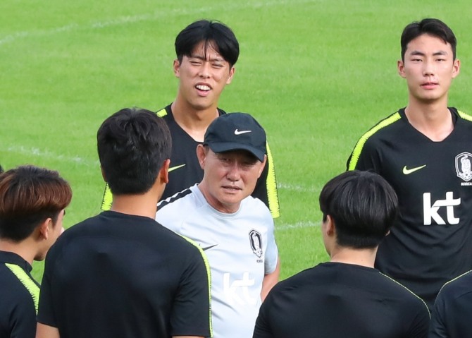 2020년 도쿄올림픽 본선 진출에 도전하는 한국 U-22 축구 대표팀이 시리아와의 평가전을 앞두고 지난 3일 오후 제주 서귀포시 시민축구장에서 훈련에 돌입했다. 김학범 감독이 훈련 전 취재진의 질문에 답변하고 있다. 사진=뉴시스