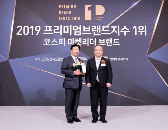 김경수 에몬스가구 회장(왼쪽)과 이상진 한국표준협회 회장. 사진=에몬스