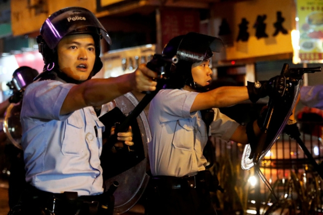 사진은 실탄 경고사격을 하고 있는 홍콩경찰.