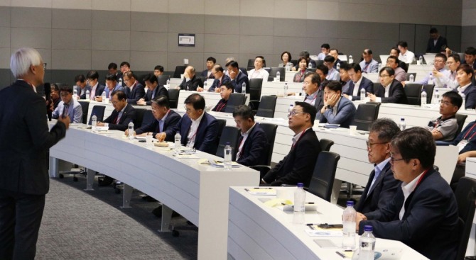 LG이노텍 협력사 대표와 임원 130여 명이 1일 서울시 마곡 LG사이언스파크 통합지원센터에서 개최된 ‘2019 동반성장 아카데미’에 참석해 최신 기술 트렌드 강연을 듣고 있다. 사진=LG이노텍 제공