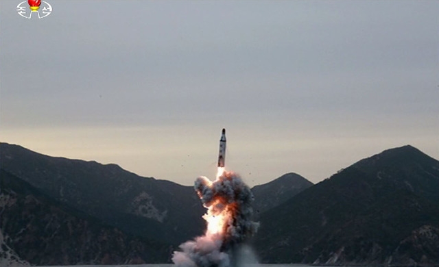 북한의 잠수함발사탄도미사일(SLBM)의 시험 발사 장면. 사진=조선중앙통TV/뉴시스