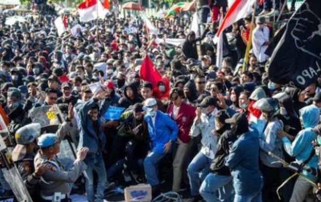 인도네시아에서 경찰의 발포로 대학생 2명이 사망하면서 반정부시위가 더욱 격화되고 있다.