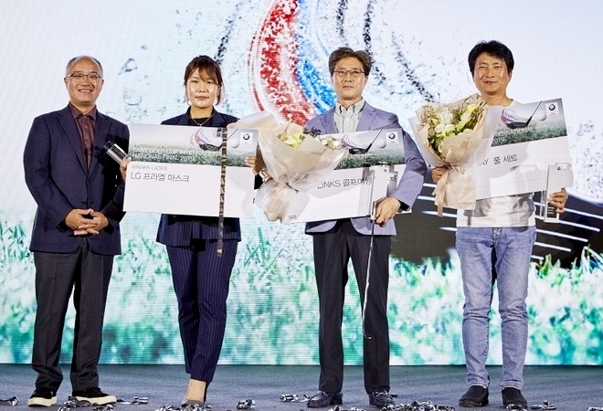 한상윤(왼쪽 첫번째)대표이사가 한국 대표로 선발된  고객  선수들과 기념  사진을 찍고 있다.사진=BMW 코리아