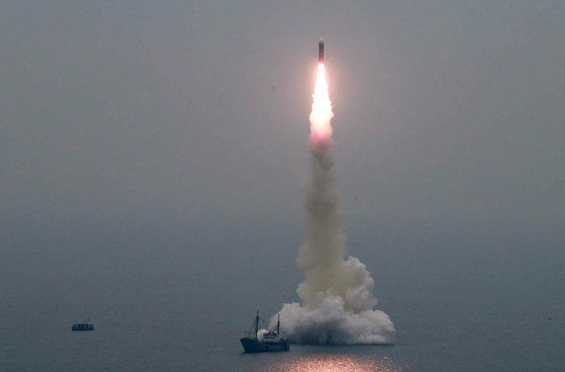 북한이 지난 2일 오전 신형 잠수함발사탄도미사일(SLBM) '북극성-3'형 시험발사를 성공적으로 진행했다고 3일 밝혔다. 사진=뉴시스