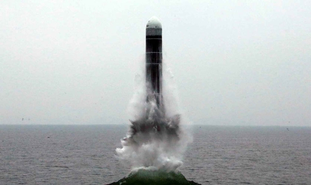 북한의 북극성-3형 잠수함 발사 탄도미사일(SLBM)이 수면위로 솟구치고 있다. 사진=뉴시스