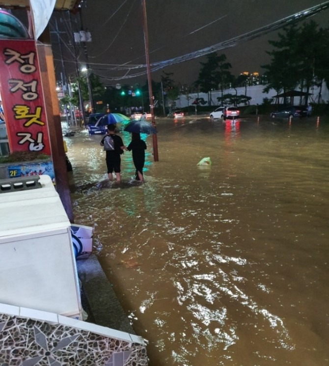 태풍 미탁으로 인해 지난 2일 오후 경남 창원시 마산회원구 내서읍 중리 일대가 침수 피해를 입은 모습. 사진=뉴시스