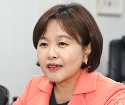 송희경 의원은 국감 질의를 통해 정부가 4차산업혁명시대 핵심 융합 산업 가운데 하나로 드론을 꼽았지만 지원과 관심이 모두 부족하다며 이에대한 대책을 촉구했다. 