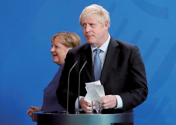 유럽정치가 보리스 존슨 영국총리(오른쪽)같은 포퓰리스트들이 약진하면서 대혼란속으로 빠져들고 있다. 