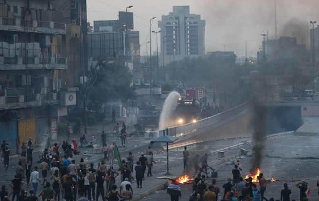 이라크에서 민생고와 반부패에 대한 시위가 이어지면서 치안부대의 발포로 3일 새 27명이 사망했다.