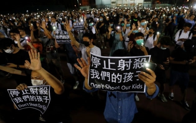 홍콩에서 반정부시위대가  3일 밤 경찰의 실탄발포에 항의하는 집회를 갖고 있다. 