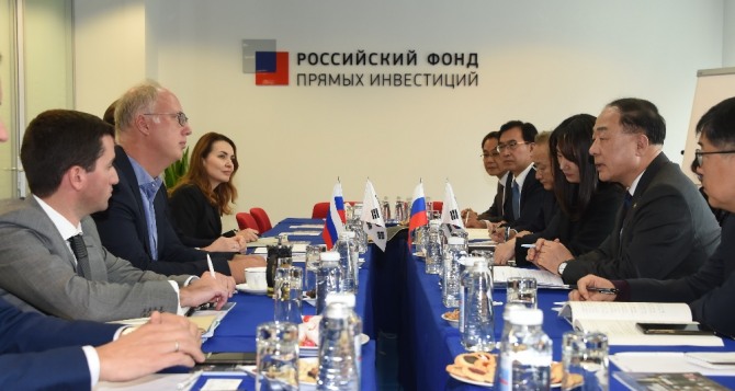 홍남기(오른쪽 두번째) 부총리 겸 기획재정부 장관이 지난달 26일 러시아 모스크바에서 열린'제18차 한-러 경제과학기술공동위원회'에 참석해 러시아 관계자들과 회담하고 있다.  사진=뉴시스