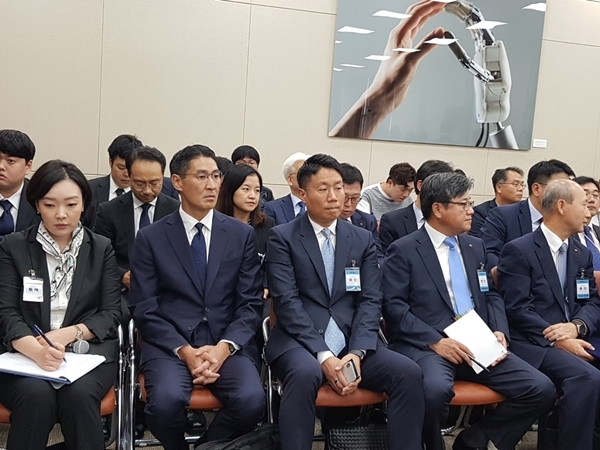 4일 국회 과방위 국정감사에 출석한 존 리 구글코리아 대표. (왼쪽에서 두번째). 사진=박수현 기자