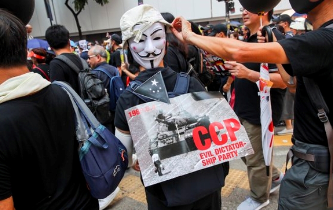 홍콩의 캐리 람 행정장관이 5일 0시부터 '복면금지법'을 도입한다고 밝혔다.
