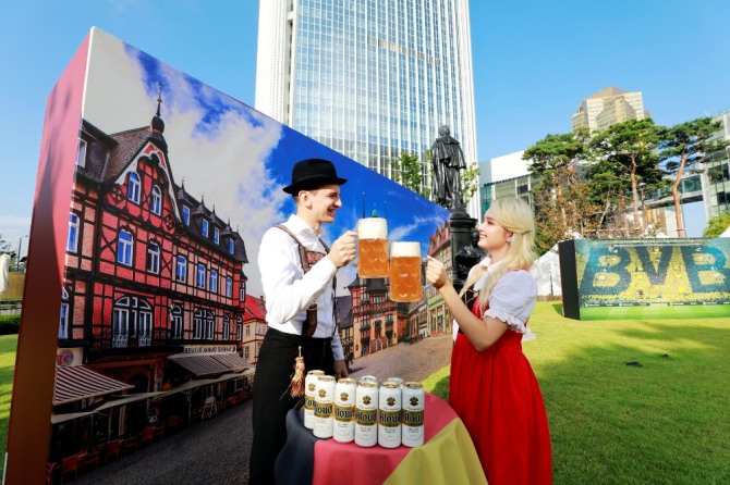 롯데월드타워 월드파크 잔디광장에서 독일 전통 의상과 소품을 입고 클라우드 맥주를 즐길 수 있다. 사진=롯데물산
