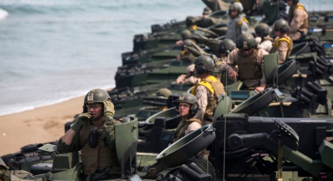 미 해병대원들이 지난 2014년 4월 포항 도구해안에서 상륙훈련을 위해 상륙돌격장갑차에서 대기하고 있다. 사진=미국 국방부