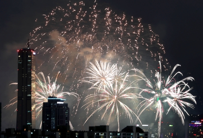 5일 저녁 서울 여의도 한강공원에서 열린 '한화와 함께하는 서울세계불꽃축제 2019'에서 중국 팀의 불꽃이 밤 하늘을 수놓고 있다. 사진=뉴시스 