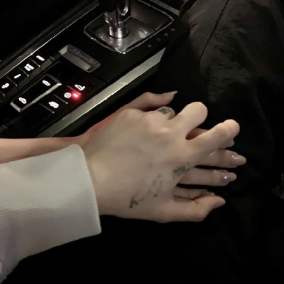 정다은은 지난달 25일 자신의 인스타그램에 사진 한 장을 올렸는데, 그 사진에는 정다은이 한 여성의 손을 잡고 있는 모습이 연출됐다. 사진=정다은인스타그램