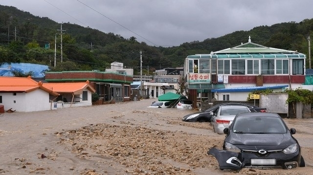 3일 오전 강원 삼척 원덕읍 신남리 신남마을이 태풍 '미탁'으로 인한 폭우에 잠기면서 피해가 발생한 모습. 사진=뉴시스