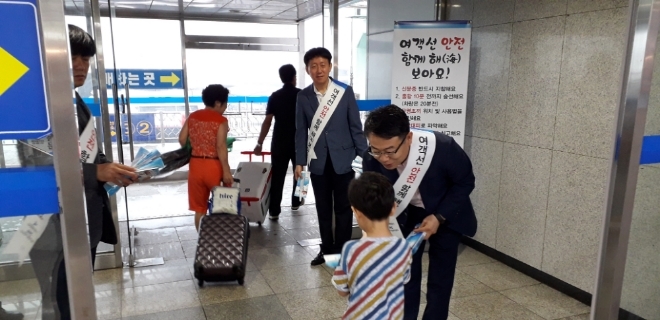 7월 25일 인천항만공사 이정행 운영부문 부사장이 인천항 연안여객을 대상으로 안전캠페인을 하고 있다. 사진=인천항만공사 