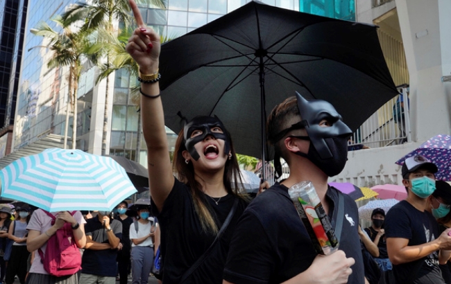 홍콩 중심가에서 6일 ‘복면금지법’ 반대시위를 펼치고 있는 젊은이들.