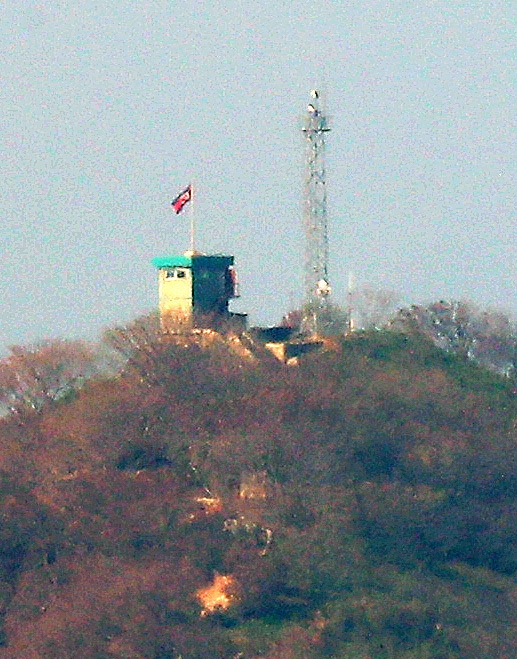 함박도에 설치된 타워형 감시시설. 사진=뉴시스