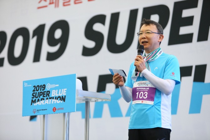 지난 5일 서울 상암동 월드컵공원 평화잔디광장에서 롯데지주 오성엽 사장이 장애인 인식 개선을 위한 '2019 슈퍼블루마라톤 대회'에 참석해 인사말을 하고 있다. 사진=롯데그룹
