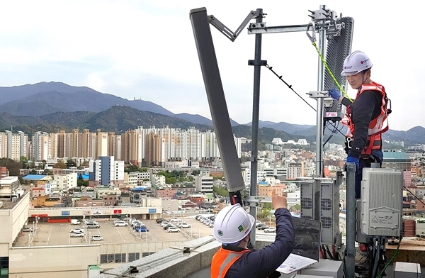 LG유플러스 직원들이 광주광역시의 한 건물 옥상에서 5G 기지국 구축 작업을 벌이고 있다. 사진=LG유플러스