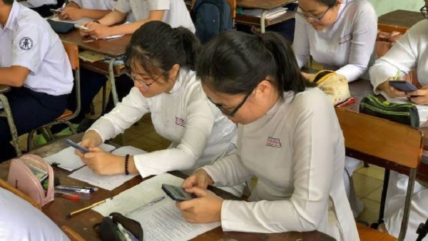 카시오 전자식 탁상용계산기로 수업에 참여한 베트남 학생들.