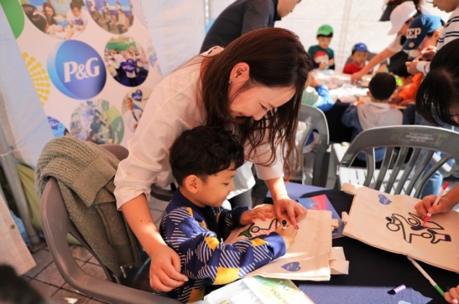 6일 부산해양박물관에서 열린 ‘세상모든가족함께’ 바다 나들이 행사 한국P&G 체험 부스에 참여한 시민들의 모습. 사진=한국P&G