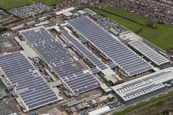 영국 최고급 브랜드 가운데 하나인 벤틀리 모터스의 현지 크루에 위치한 본사와 공장이 탄소중립 인증을 획득했다. 크루 공장에 설치된 태양열 패널. 사진=벤틀리