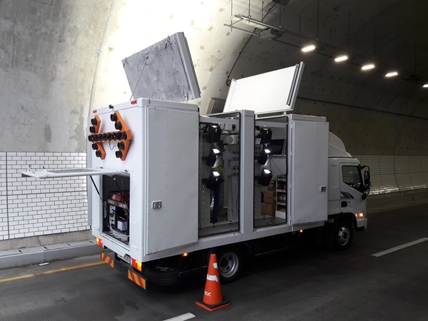 딥인스펙션이 트럭에 카메라를 설치한 후 서울 남산터널을 4K동영상으로 스캐닝하고 있다. 이 데이터가 AI 프로그램으로 분석된다. 사진=딥인스펙션              