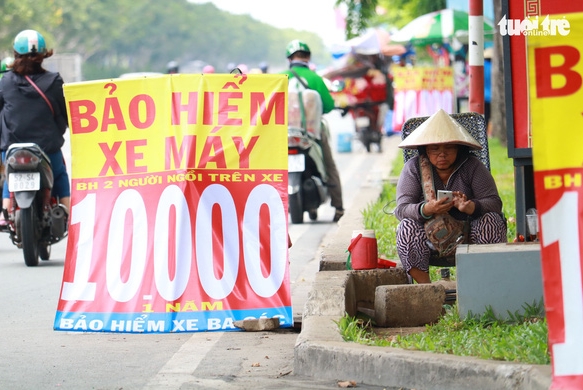 단속을 피하기 위해 베트남에서는 만동(약 500원)수준의 초저가 오토바이 보험에 가입하고 있다.