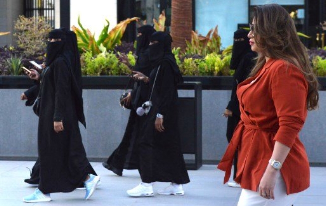 사우디정부는 현지시간 7일 외국인 미혼남녀의 호텔 동반투숙을 허용한다고 밝혔다.